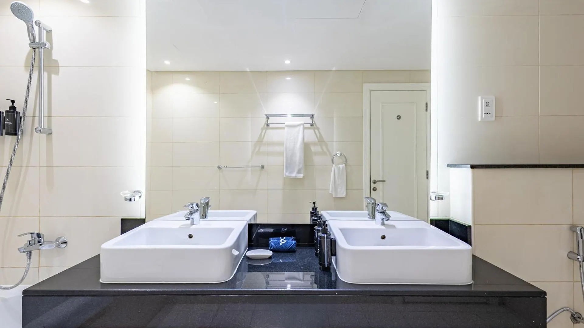 Spacious 1Br - Balcony & Pool View - Capital Bay Dubaj