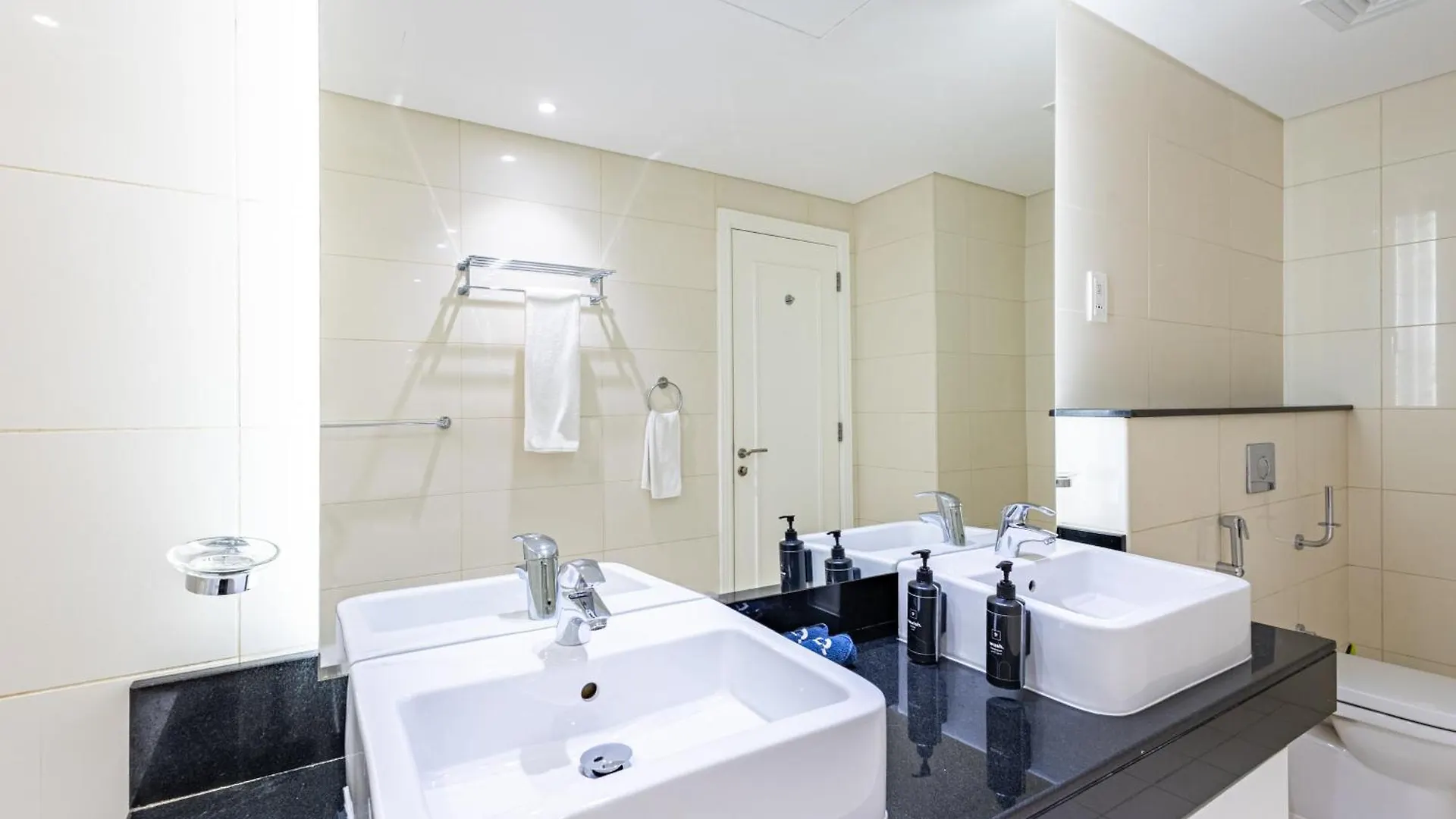 Apartment Spacious 1Br - Balcony & Pool View - Capital Bay Dubai United Arab Emirates