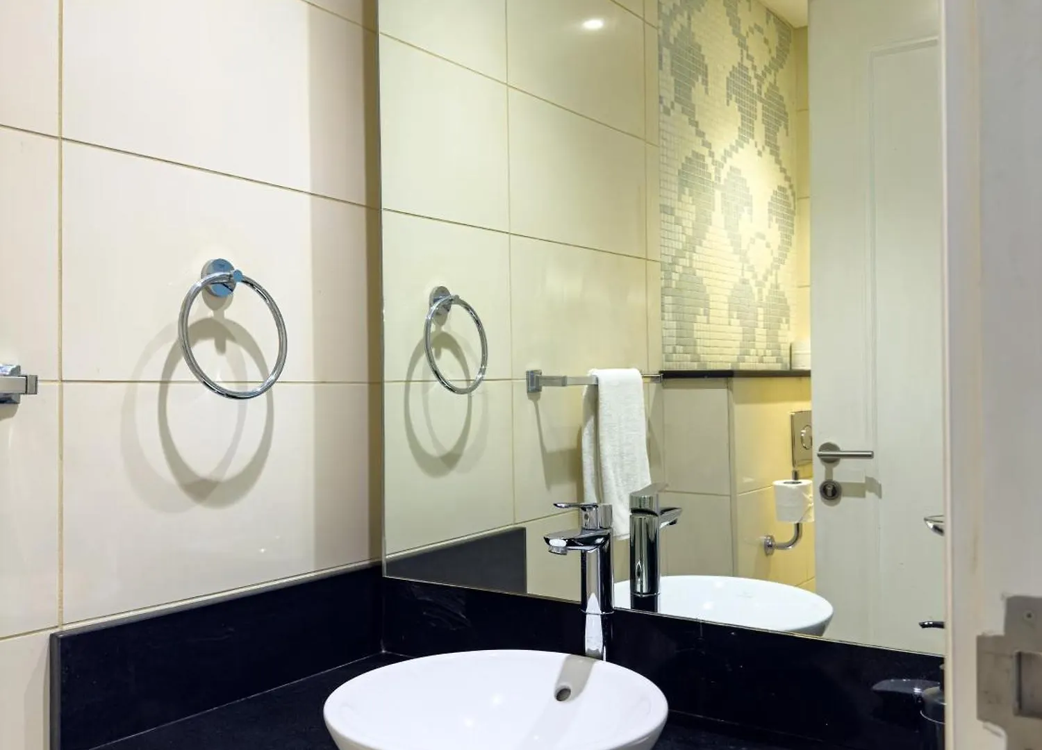 Spacious 1Br - Balcony & Pool View - Capital Bay Dubaj Apartament