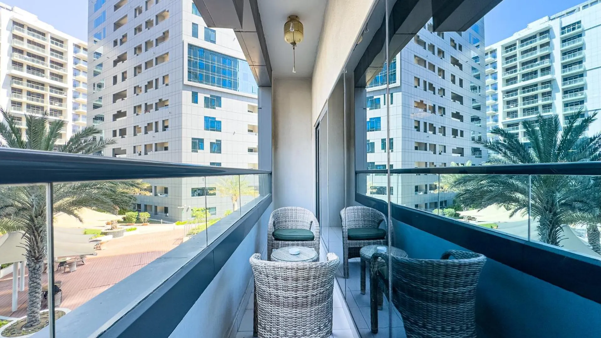 Apartment Spacious 1Br - Balcony & Pool View - Capital Bay Dubai